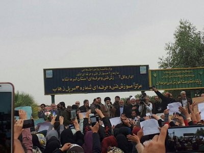 رهبری در بین زلزله دیدگان کرمانشاه